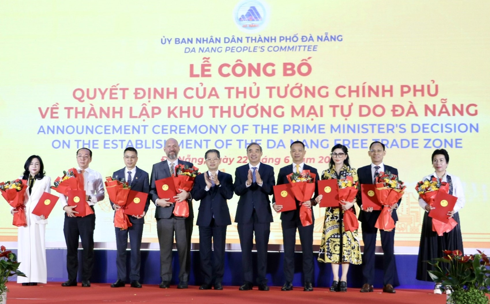 Lãnh đạo UBND thành phố trao biên bản ghi nhớ về đầu tư vào Khu thương mại tự do Đà Nẵng cho một số nhà đầu tư chiến lược.