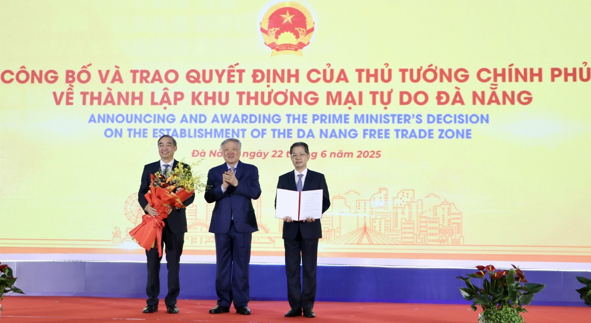 Phó Thủ tướng Thường trực Chính phủ Nguyễn Hòa Bình (giữa) trao quyết định thành lập Khu thương mại tự do Đà Nẵng cho lãnh đạo thành phố.