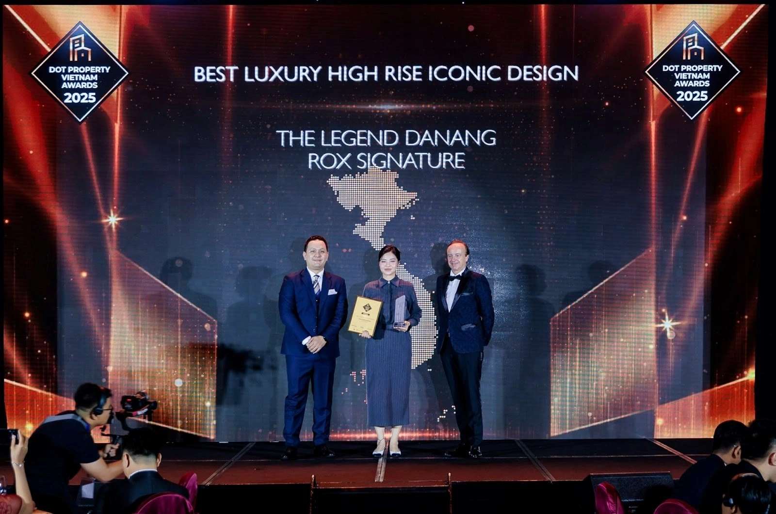 Tổng giám đốc ROX Signature (giữa) nhận vinh danh từ ban tổ chức Dot Property Awards