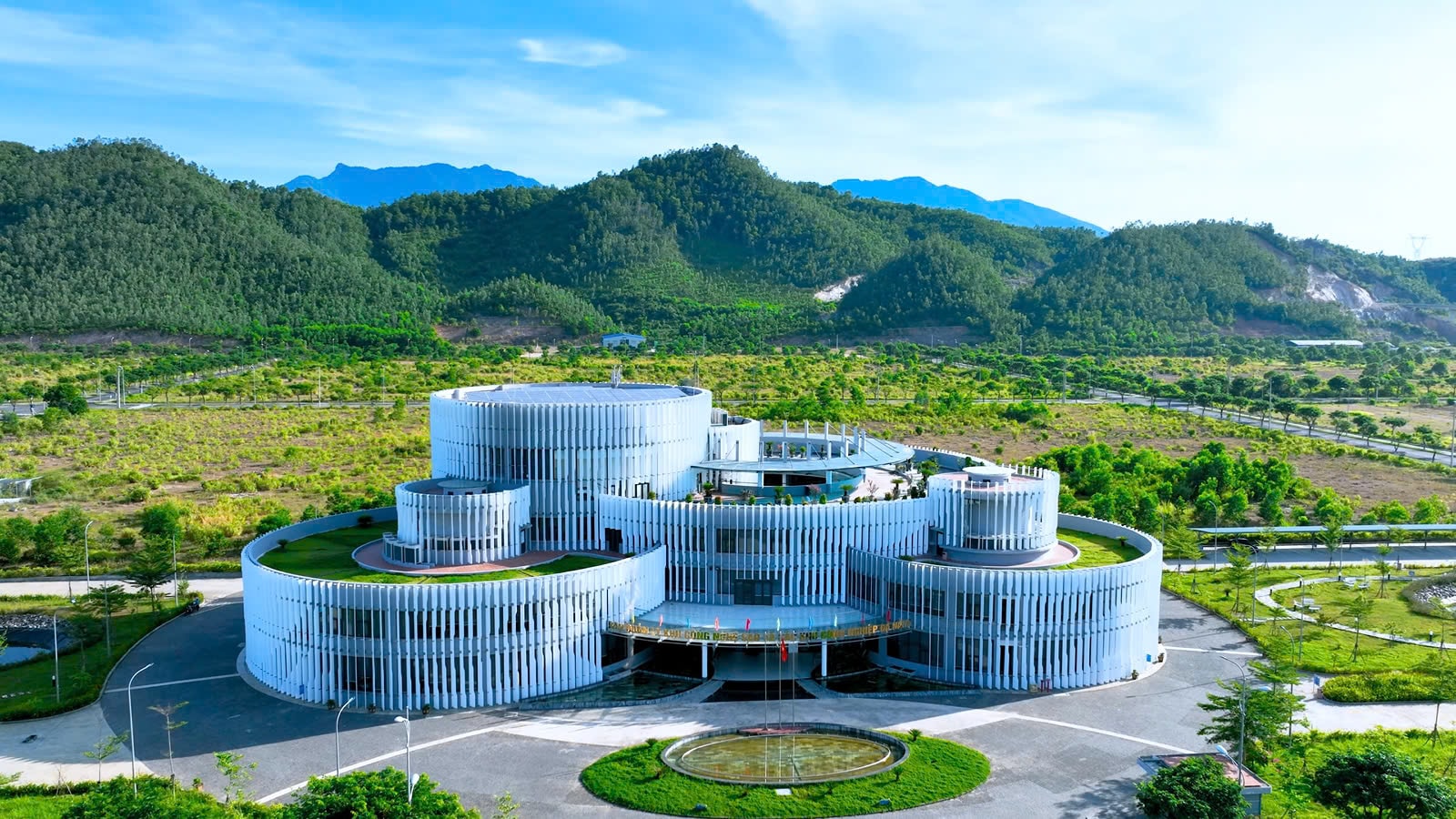 Tòa nhà ban quản lý khu công nghệ cao Đà Nẵng